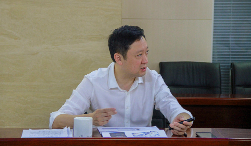 杜巖岫同志參加支部活動，為黨員講授黨課